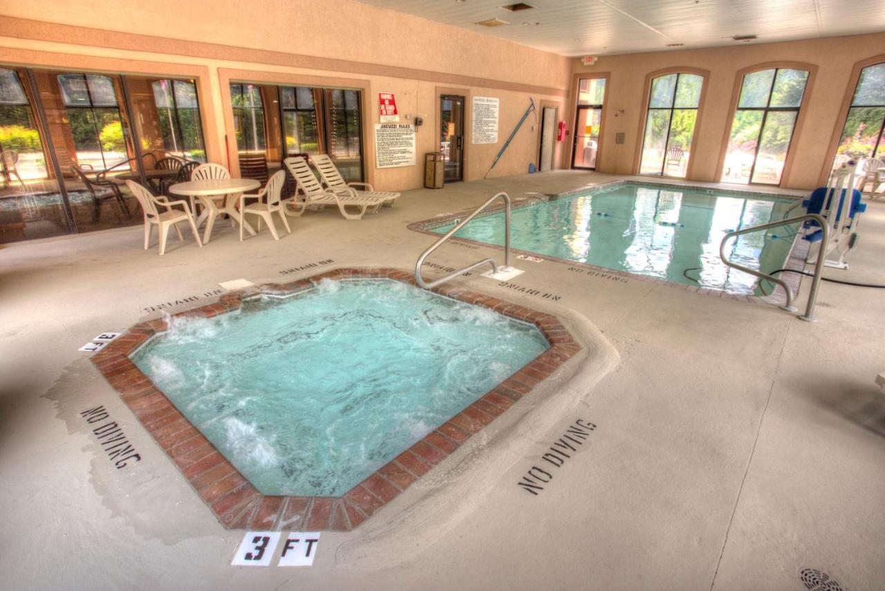 Econo Lodge Helen Bagian luar foto