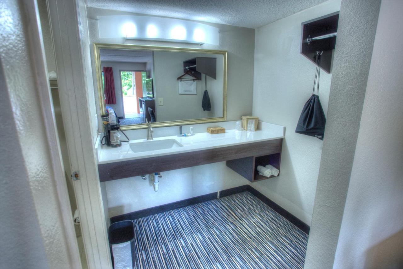 Econo Lodge Helen Bagian luar foto