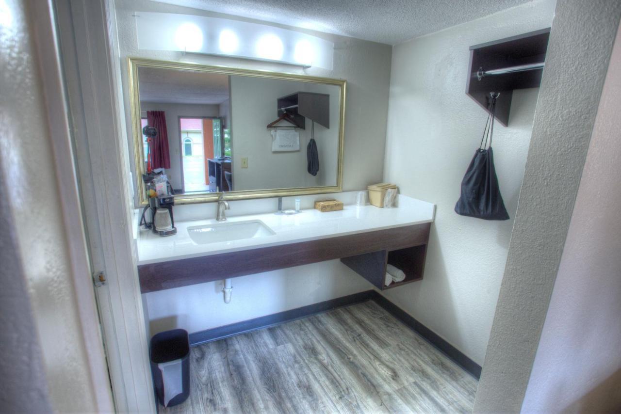 Econo Lodge Helen Bagian luar foto