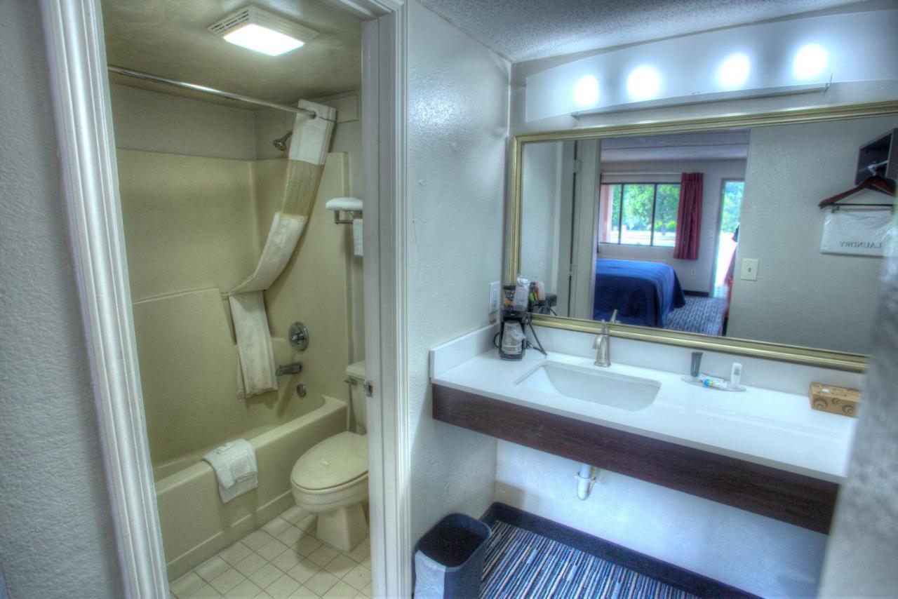 Econo Lodge Helen Bagian luar foto