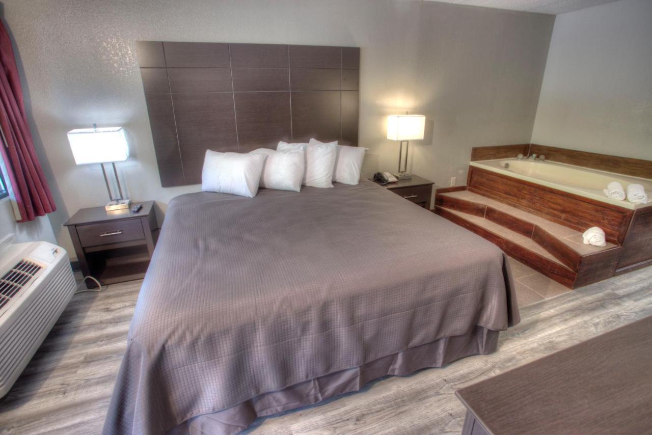 Econo Lodge Helen Bagian luar foto