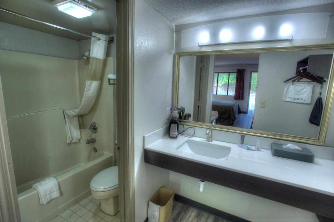 Econo Lodge Helen Bagian luar foto