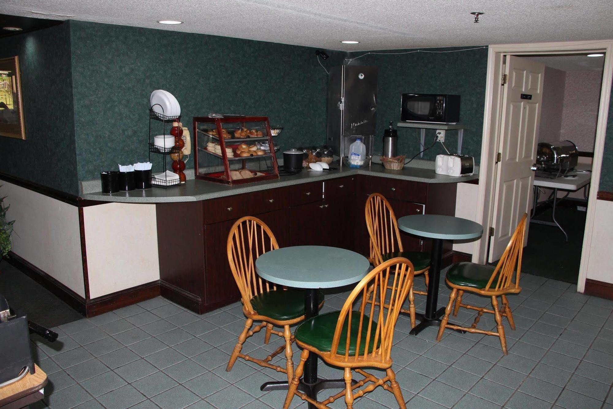 Econo Lodge Helen Bagian luar foto