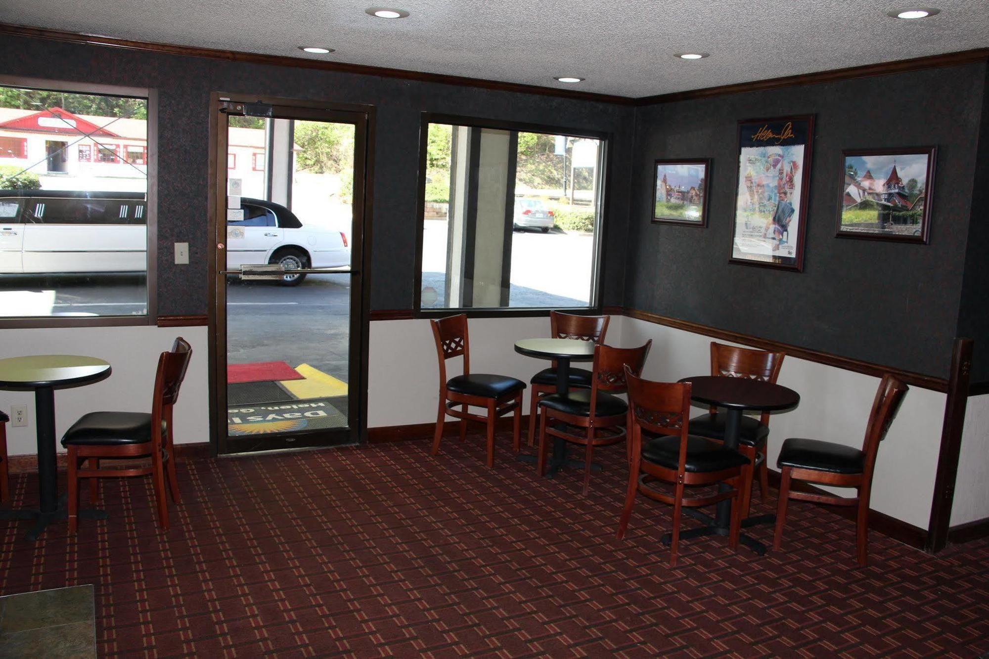 Econo Lodge Helen Bagian luar foto